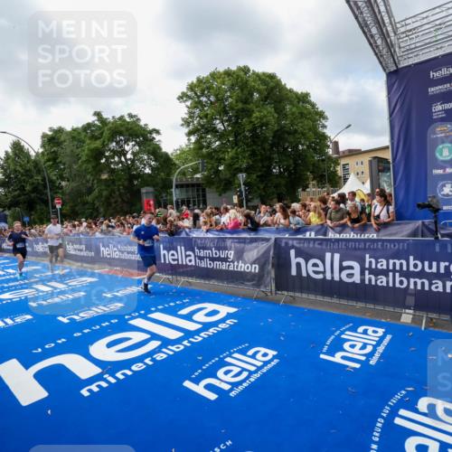 29.06.2025 - hella hamburg halbmarathon Zöllner http://msf.ph/oto/8407277 29.06.2025 10:42:12 Ziel 1441, 5682, 7765, 10216, 12098, 16626, 16677, 17363, 18772, 18802 meine-sportfotos.de