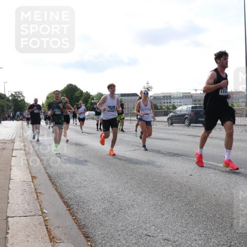 29.06.2025 - hella hamburg halbmarathon Lena Gebhardt http://msf.ph/oto/8407291 29.06.2025 09:49:47 Lombardsbrücke 15258, 1975, 1314, 1343, 1445, 1615, 1800, 1975, 2324, 2573, 2745, 2750, 2849, 2949, 2980, 3014, 3116, 3136, 3282, 3431, 3530, 4148, 4303, 4318, 4425, 4528, 4766, 5248, 5648, 6095, 6123, 6682, 7035, 7229, 7495, 7796, 8370, 8465, 8629, 8925, 9264, 9265, 9294, 9296, 9686, 9914, 9979, 10680, 10930, 11765, 12098, 12327, 12839, 13141, 13457, 13800, 14077, 14204, 14359, 14374, 14560, 14629, 14667, 14688, 14789, 15094 meine-sportfotos.de