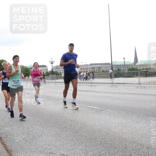 29.06.2025 - hella hamburg halbmarathon Lena Gebhardt http://msf.ph/oto/8407292 29.06.2025 10:50:34 Lombardsbrücke 7677, 15230, 3203, 1459, 1259, 1828, 1930, 2047, 2200, 3184, 3203, 3229, 3647, 3680, 3701, 3710, 3805, 3838, 3897, 4090, 4168, 4642, 4695, 4771, 4961, 5119, 5131, 5997, 6178, 6680, 6830, 7133, 7161, 7505, 7677, 7721, 7722, 7755, 7938, 8200, 8254, 8299, 8833, 8834, 8986, 9096, 9168, 9605, 9933, 10060, 10286, 10437, 10617, 10744, 11426, 11696, 11716, 12079, 12392, 12393, 13127, 13128, 13846, 13887, 14102, 14144, 14534, 14591, 14940, 15017, 15230, 15416 meine-sportfotos.de
