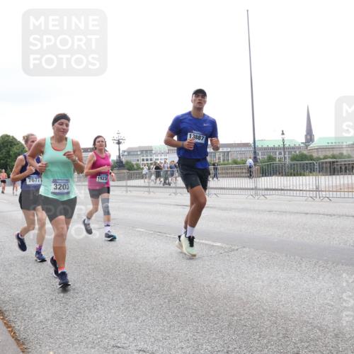 29.06.2025 - hella hamburg halbmarathon Lena Gebhardt http://msf.ph/oto/8407326 29.06.2025 10:50:34 Lombardsbrücke 7677, 3203, 15230, 13887, 1259, 1828, 1930, 2047, 2200, 3184, 3203, 3229, 3647, 3680, 3701, 3710, 3805, 3838, 3897, 4090, 4168, 4642, 4695, 4771, 4961, 5119, 5131, 5997, 6178, 6680, 6830, 7133, 7161, 7505, 7677, 7721, 7722, 7755, 7938, 8200, 8254, 8299, 8833, 8834, 8986, 9096, 9168, 9605, 9933, 10060, 10286, 10437, 10617, 10744, 11426, 11696, 11716, 12079, 12392, 12393, 13127, 13128, 13846, 13887, 14102, 14144, 14534, 14591, 14940, 15017, 15230, 15416 meine-sportfotos.de