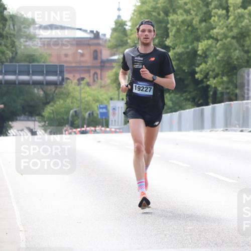 29.06.2025 - hella hamburg halbmarathon Lena Gebhardt http://msf.ph/oto/8407339 29.06.2025 09:36:23 Lombardsbrücke 19227, 42, 14689, 19227 meine-sportfotos.de