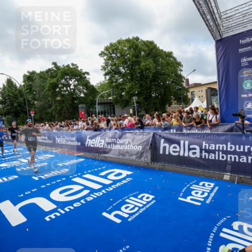 29.06.2025 - hella hamburg halbmarathon Zöllner http://msf.ph/oto/8407341 29.06.2025 10:42:16 Ziel 1441, 1903, 5682, 7765, 7865, 9365, 13709, 14811, 14899, 16626, 16660, 17182, 17363, 18772, 18802 meine-sportfotos.de