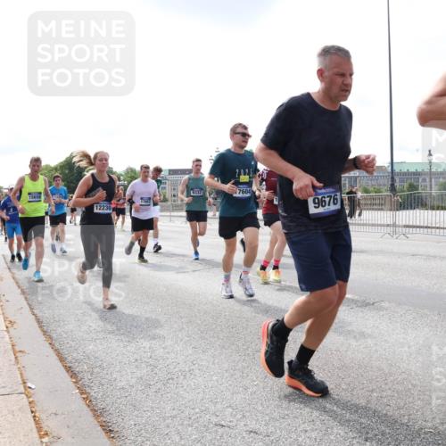 29.06.2025 - hella hamburg halbmarathon Lena Gebhardt http://msf.ph/oto/8407350 29.06.2025 10:16:46 Lombardsbrücke 9332, 7604, 15658, 17857, 12230, 9676, 1117, 1212, 1240, 1244, 1331, 1403, 1553, 1599, 1602, 1825, 2225, 2347, 2912, 3030, 3088, 3156, 3176, 3450, 3484, 3622, 3648, 3687, 4478, 4583, 5036, 5037, 5294, 6024, 6328, 6488, 6742, 6941, 6948, 7114, 7115, 7158, 7257, 7345, 7358, 7360, 7376, 7753, 7924, 7928, 8263, 8295, 8317, 8513, 8597, 8619, 8645, 8707, 8847, 8857, 9091, 9208, 9332, 9492, 9628, 9664, 9676, 9810, 10076, 10139, 10141, 10232, 11344, 11345 meine-sportfotos.de
