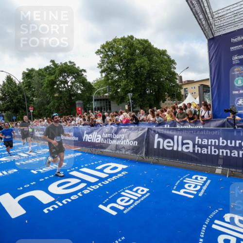 29.06.2025 - hella hamburg halbmarathon Zöllner http://msf.ph/oto/8407354 29.06.2025 10:42:16 Ziel 1441, 1903, 5682, 7765, 7865, 9365, 13709, 14811, 14899, 16626, 16660, 17182, 17363, 18772, 18802 meine-sportfotos.de