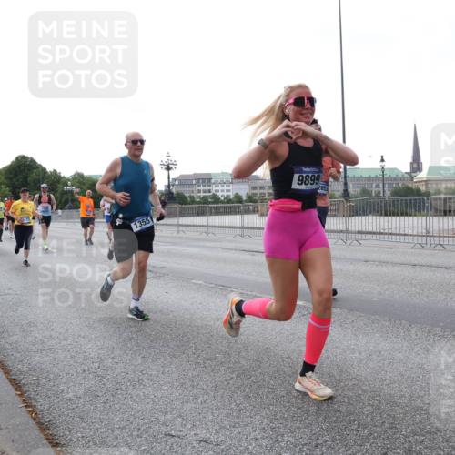 29.06.2025 - hella hamburg halbmarathon Lena Gebhardt http://msf.ph/oto/8407358 29.06.2025 10:04:03 Lombardsbrücke 9280, 1355, 9899, 2653, 1032, 1355, 1367, 2277, 2683, 2759, 2979, 3488, 4095, 4488, 4587, 5058, 5354, 5363, 5365, 5384, 5396, 5613, 5976, 6142, 6706, 6709, 7006, 7017, 7306, 7485, 8177, 8421, 8422, 8423, 8469, 8484, 8727, 9280, 9526, 9899, 10389, 10756, 11402, 11511, 11582, 11614, 12004, 12005, 12336, 12653, 12998, 13173, 13583, 13793, 14340, 14436, 15520, 15525, 15643, 15678, 15859, 16099, 16113, 16621, 17071, 17098, 17437, 17550 meine-sportfotos.de