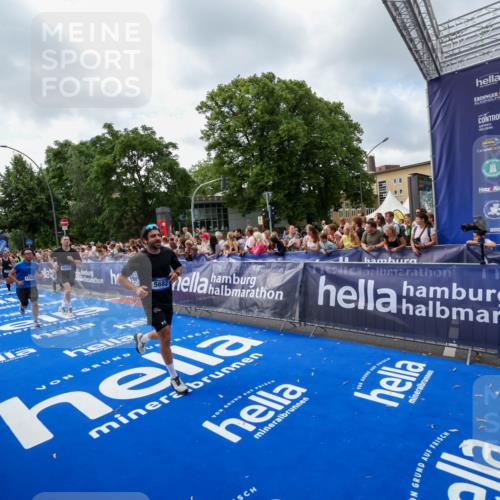 29.06.2025 - hella hamburg halbmarathon Zöllner http://msf.ph/oto/8407361 29.06.2025 10:42:17 Ziel 1903, 2675, 5682, 7765, 7865, 9365, 13709, 14811, 14899, 16626, 16660, 17182, 17363, 18772, 18802 meine-sportfotos.de