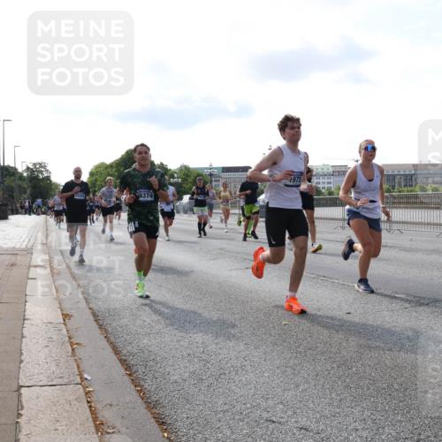 29.06.2025 - hella hamburg halbmarathon Lena Gebhardt http://msf.ph/oto/8407366 29.06.2025 09:49:47 Lombardsbrücke 15255, 4374, 1975, 1343, 1445, 1615, 1800, 1975, 2324, 2573, 2745, 2750, 2849, 2949, 2980, 3014, 3116, 3136, 3282, 3431, 3530, 4148, 4303, 4318, 4425, 4528, 4766, 5248, 5648, 6095, 6123, 6682, 7035, 7229, 7495, 7796, 8370, 8465, 8629, 8925, 9264, 9265, 9294, 9296, 9686, 9914, 9979, 10680, 10930, 11765, 12098, 12327, 12839, 13141, 13457, 13800, 14077, 14204, 14359, 14374, 14560, 14629, 14667, 14688, 14789, 15094 meine-sportfotos.de