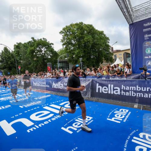 29.06.2025 - hella hamburg halbmarathon Zöllner http://msf.ph/oto/8407370 29.06.2025 10:42:17 Ziel 1903, 2675, 5682, 7765, 7865, 9365, 13709, 14811, 14899, 16626, 16660, 17182, 17363, 18772, 18802 meine-sportfotos.de
