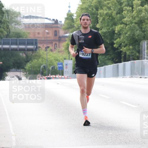 29.06.2025 - hella hamburg halbmarathon Lena Gebhardt http://msf.ph/oto/8407378 29.06.2025 09:36:23 Lombardsbrücke 19227, 42, 14689, 19227 meine-sportfotos.de