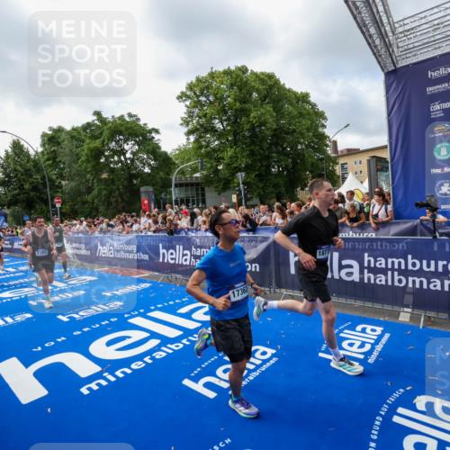 29.06.2025 - hella hamburg halbmarathon Zöllner http://msf.ph/oto/8407389 29.06.2025 10:42:18 Ziel 1903, 2675, 5682, 7765, 7865, 9365, 13709, 13746, 14811, 14899, 15270, 16626, 16660, 17182, 17363, 18772, 18802 meine-sportfotos.de