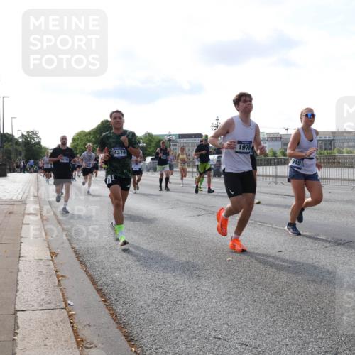 29.06.2025 - hella hamburg halbmarathon Lena Gebhardt http://msf.ph/oto/8407393 29.06.2025 09:49:47 Lombardsbrücke 4374, 15255, 1975, 949, 1343, 1445, 1615, 1800, 1975, 2324, 2573, 2745, 2750, 2849, 2949, 2980, 3014, 3116, 3136, 3282, 3431, 3530, 4148, 4303, 4318, 4425, 4528, 4766, 5248, 5648, 6095, 6123, 6682, 7035, 7229, 7495, 7796, 8370, 8465, 8629, 8925, 9264, 9265, 9294, 9296, 9686, 9914, 9979, 10680, 10930, 11765, 12098, 12327, 12839, 13141, 13457, 13800, 14077, 14204, 14359, 14374, 14560, 14629, 14667, 14688, 14789, 15094 meine-sportfotos.de