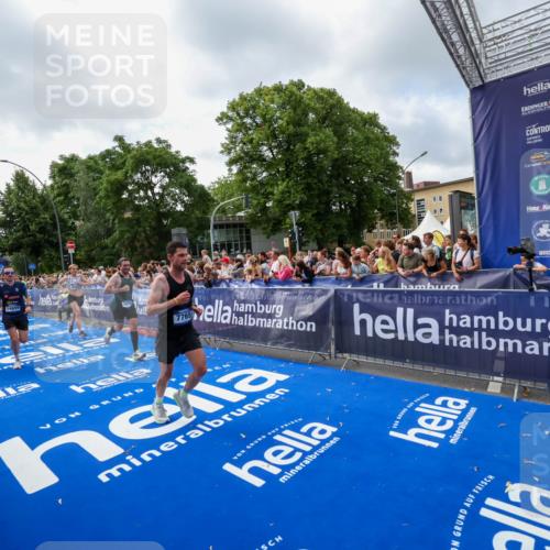29.06.2025 - hella hamburg halbmarathon Zöllner http://msf.ph/oto/8407401 29.06.2025 10:42:19 Ziel 1312, 1903, 2675, 7765, 7865, 9365, 13709, 13746, 14811, 14899, 15270, 16626, 16660, 17182, 17363, 18772, 18802 meine-sportfotos.de