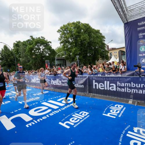 29.06.2025 - hella hamburg halbmarathon Zöllner http://msf.ph/oto/8407416 29.06.2025 10:42:20 Ziel 1312, 1903, 2675, 6770, 7765, 7865, 9365, 13709, 13746, 13807, 14811, 14899, 15270, 16626, 16660, 17182, 18802 meine-sportfotos.de