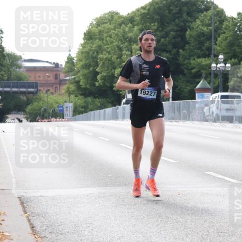 29.06.2025 - hella hamburg halbmarathon Lena Gebhardt http://msf.ph/oto/8407417 29.06.2025 09:36:25 Lombardsbrücke 19227, 42, 14689, 19227 meine-sportfotos.de