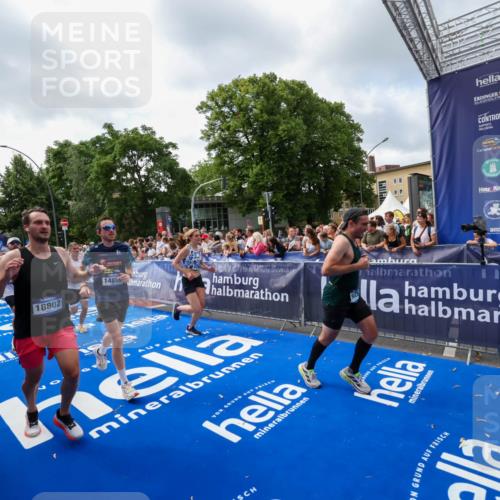 29.06.2025 - hella hamburg halbmarathon Zöllner http://msf.ph/oto/8407421 29.06.2025 10:42:20 Ziel 1312, 1903, 2675, 6770, 7765, 7865, 9365, 13709, 13746, 13807, 14811, 14899, 15270, 16626, 16660, 17182, 18802 meine-sportfotos.de