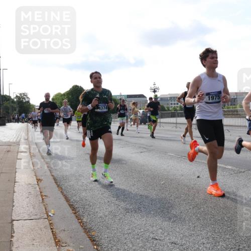 29.06.2025 - hella hamburg halbmarathon Lena Gebhardt http://msf.ph/oto/8407424 29.06.2025 09:49:48 Lombardsbrücke 1975, 4374, 1343, 1445, 1615, 1800, 1975, 2324, 2415, 2573, 2745, 2750, 2849, 2949, 2980, 3014, 3136, 3282, 3431, 3530, 4148, 4303, 4318, 4425, 4528, 4766, 5248, 5648, 6095, 6123, 6682, 7035, 7229, 7495, 7796, 8370, 8465, 8629, 8925, 9264, 9265, 9294, 9296, 9686, 9914, 9979, 10680, 10930, 11765, 12098, 12327, 12839, 13141, 13457, 13800, 14077, 14204, 14359, 14374, 14560, 14629, 14667, 14688, 14789, 15094 meine-sportfotos.de