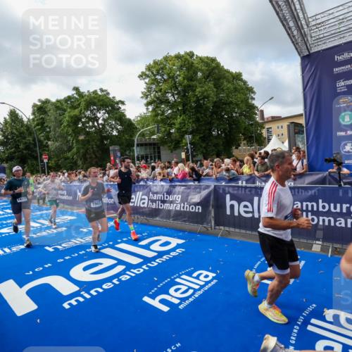 29.06.2025 - hella hamburg halbmarathon Zöllner http://msf.ph/oto/8407443 29.06.2025 10:42:22 Ziel 1312, 1903, 2675, 6639, 6770, 7865, 9365, 13709, 13746, 13807, 14226, 14811, 14899, 15270, 15654, 16281, 16660, 17182 meine-sportfotos.de