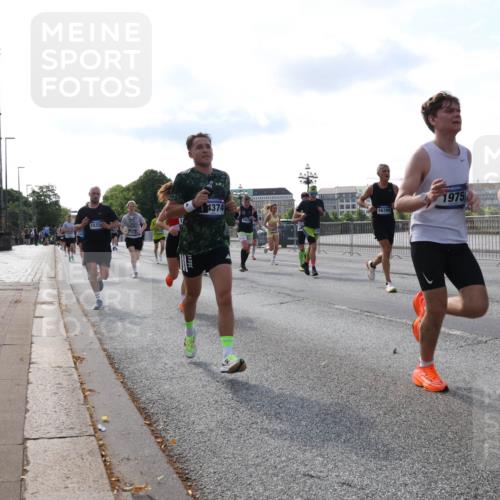 29.06.2025 - hella hamburg halbmarathon Lena Gebhardt http://msf.ph/oto/8407452 29.06.2025 09:49:48 Lombardsbrücke 4374, 1525, 1975, 49, 1343, 1445, 1615, 1800, 1975, 2324, 2415, 2573, 2745, 2750, 2849, 2949, 2980, 3014, 3136, 3282, 3431, 3530, 4148, 4303, 4318, 4425, 4528, 4766, 5248, 5648, 6095, 6123, 6682, 7035, 7229, 7495, 7796, 8370, 8465, 8629, 8925, 9264, 9265, 9294, 9296, 9686, 9914, 9979, 10680, 10930, 11765, 12098, 12327, 12839, 13141, 13457, 13800, 14077, 14204, 14359, 14374, 14560, 14629, 14667, 14688, 14789, 15094 meine-sportfotos.de