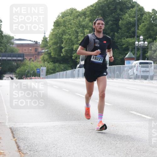29.06.2025 - hella hamburg halbmarathon Lena Gebhardt http://msf.ph/oto/8407453 29.06.2025 09:36:25 Lombardsbrücke 19227, 42, 14689, 19227 meine-sportfotos.de