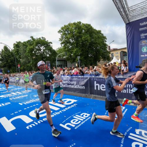 29.06.2025 - hella hamburg halbmarathon Zöllner http://msf.ph/oto/8407466 29.06.2025 10:42:23 Ziel 1312, 1903, 2675, 6639, 6770, 7865, 11907, 13746, 13807, 14226, 14811, 15175, 15270, 15654, 16281, 16660, 17182, 18330 meine-sportfotos.de