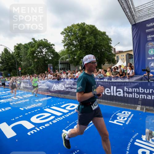 29.06.2025 - hella hamburg halbmarathon Zöllner http://msf.ph/oto/8407472 29.06.2025 10:42:23 Ziel 1312, 1903, 2675, 6639, 6770, 7865, 11907, 13746, 13807, 14226, 14811, 15175, 15270, 15654, 16281, 16660, 17182, 18330 meine-sportfotos.de
