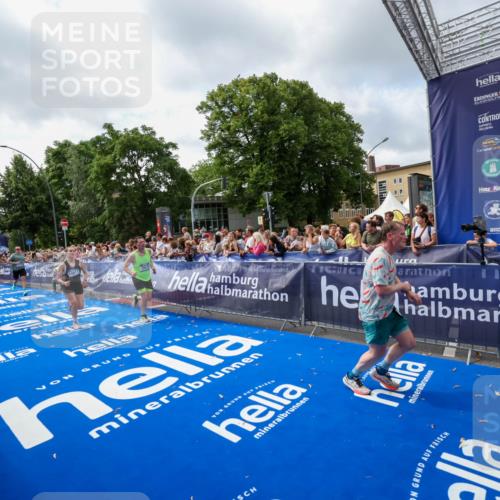 29.06.2025 - hella hamburg halbmarathon Zöllner http://msf.ph/oto/8407481 29.06.2025 10:42:24 Ziel 1256, 1312, 1903, 2675, 3523, 6639, 6770, 7693, 7865, 11907, 13746, 13807, 14226, 14811, 15095, 15175, 15270, 15654, 16281, 16660, 18330 meine-sportfotos.de