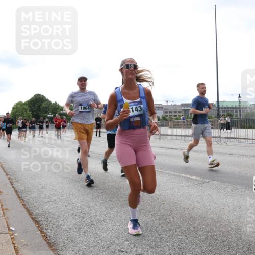 29.06.2025 - hella hamburg halbmarathon Lena Gebhardt http://msf.ph/oto/8407484 29.06.2025 10:24:36 Lombardsbrücke 1064, 143, 1338, 1005, 1009, 1064, 1352, 1389, 1395, 2108, 2132, 2249, 2280, 2477, 2944, 3053, 3099, 3113, 3132, 3285, 3421, 3579, 3786, 4111, 4162, 4221, 4444, 4464, 4684, 4719, 4993, 5126, 5138, 5829, 5830, 6261, 6478, 6524, 6526, 6570, 7528, 7920, 7975, 8167, 8187, 8297, 9063, 10907, 11651, 11816, 11817, 12070, 12210, 12303, 13111, 13113, 13380, 13573, 13638, 13711, 14143, 14898, 15124, 15975, 17535 meine-sportfotos.de