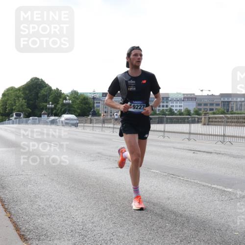 29.06.2025 - hella hamburg halbmarathon Lena Gebhardt http://msf.ph/oto/8407488 29.06.2025 09:36:27 Lombardsbrücke 9227, 42, 14689, 19227 meine-sportfotos.de