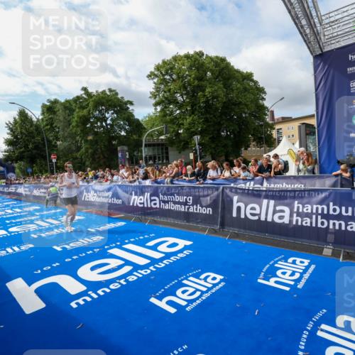 29.06.2025 - hella hamburg halbmarathon Zöllner http://msf.ph/oto/8407498 29.06.2025 10:15:37 Ziel 12673 meine-sportfotos.de