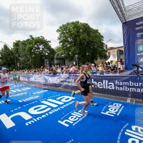 29.06.2025 - hella hamburg halbmarathon Zöllner http://msf.ph/oto/8407502 29.06.2025 10:42:25 Ziel 1256, 1312, 2233, 2675, 3523, 6639, 6770, 7693, 11907, 13746, 13807, 14226, 14811, 15095, 15175, 15270, 15623, 15654, 16281, 18330 meine-sportfotos.de