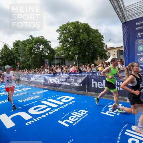 29.06.2025 - hella hamburg halbmarathon Zöllner http://msf.ph/oto/8407510 29.06.2025 10:42:25 Ziel 1256, 1312, 2233, 2675, 3523, 6639, 6770, 7693, 11907, 13746, 13807, 14226, 14811, 15095, 15175, 15270, 15623, 15654, 16281, 18330 meine-sportfotos.de