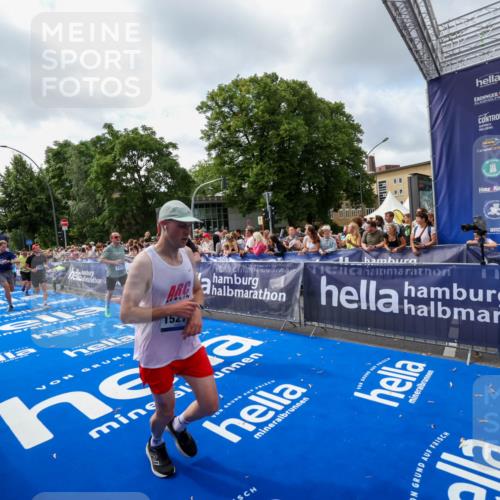 29.06.2025 - hella hamburg halbmarathon Zöllner http://msf.ph/oto/8407516 29.06.2025 10:42:26 Ziel 1256, 1312, 1800, 2233, 2675, 3523, 6639, 6770, 7693, 11907, 13746, 13807, 14226, 15095, 15175, 15270, 15623, 15654, 16281, 17637, 17911, 18330 meine-sportfotos.de