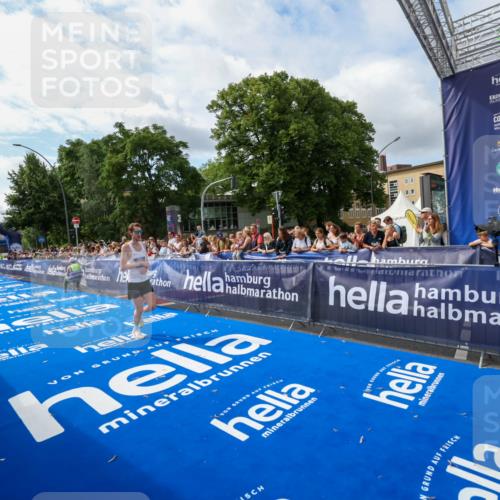 29.06.2025 - hella hamburg halbmarathon Zöllner http://msf.ph/oto/8407524 29.06.2025 10:15:37 Ziel 12673 meine-sportfotos.de