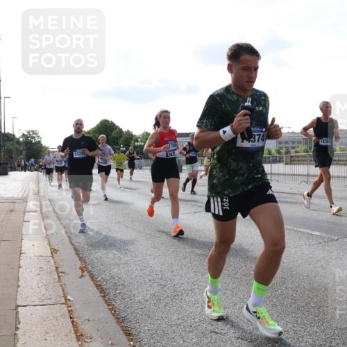 29.06.2025 - hella hamburg halbmarathon Lena Gebhardt http://msf.ph/oto/8407527 29.06.2025 09:49:48 Lombardsbrücke 1525, 17219, 1765, 374, 16399, 1343, 1445, 1615, 1800, 1975, 2324, 2415, 2573, 2745, 2750, 2849, 2949, 2980, 3014, 3136, 3282, 3431, 3530, 4148, 4303, 4318, 4425, 4528, 4766, 5248, 5648, 6095, 6123, 6682, 7035, 7229, 7495, 7796, 8370, 8465, 8629, 8925, 9264, 9265, 9294, 9296, 9686, 9914, 9979, 10680, 10930, 11765, 12098, 12327, 12839, 13141, 13457, 13800, 14077, 14204, 14359, 14374, 14560, 14629, 14667, 14688, 14789, 15094 meine-sportfotos.de