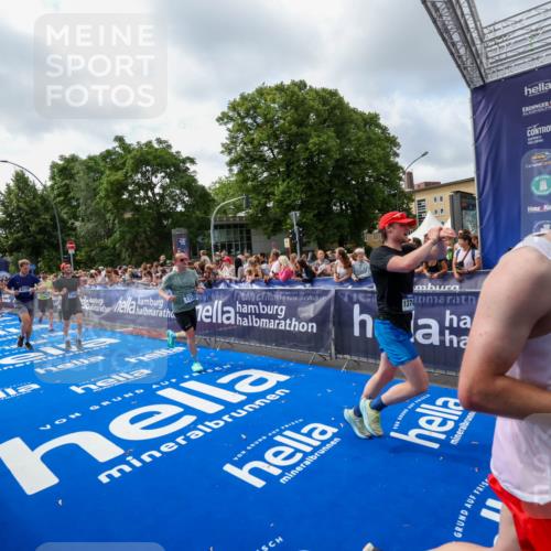 29.06.2025 - hella hamburg halbmarathon Zöllner http://msf.ph/oto/8407530 29.06.2025 10:42:27 Ziel 1256, 1312, 1353, 1800, 2233, 3523, 6639, 6770, 7116, 7448, 7693, 7734, 11907, 13746, 13807, 14226, 15095, 15175, 15270, 15623, 15654, 16281, 17637, 17911, 18330 meine-sportfotos.de