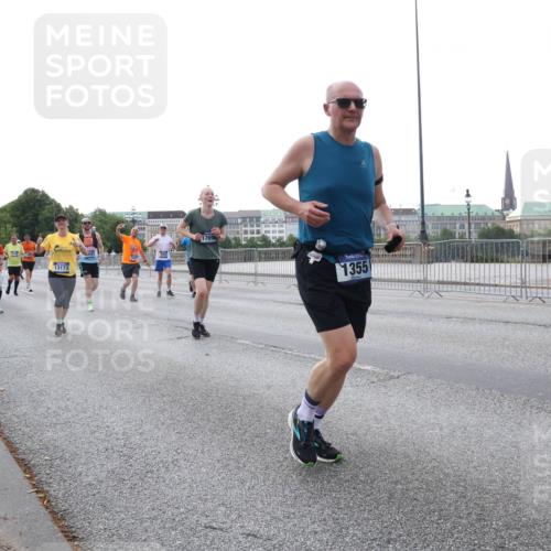 29.06.2025 - hella hamburg halbmarathon Lena Gebhardt http://msf.ph/oto/8407535 29.06.2025 10:04:03 Lombardsbrücke 9280, 13173, 1709, 1355, 126, 1032, 1355, 1367, 2277, 2683, 2759, 2979, 3488, 4095, 4488, 4587, 5058, 5354, 5363, 5365, 5384, 5396, 5613, 5976, 6142, 6706, 6709, 7006, 7017, 7306, 7485, 8177, 8421, 8422, 8423, 8469, 8484, 8727, 9280, 9526, 9899, 10389, 10756, 11402, 11511, 11582, 11614, 12004, 12005, 12336, 12653, 12998, 13173, 13583, 13793, 14340, 14436, 15520, 15525, 15643, 15678, 15859, 16099, 16113, 16621, 17071, 17098, 17437, 17550 meine-sportfotos.de