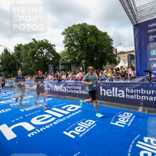 29.06.2025 - hella hamburg halbmarathon Zöllner http://msf.ph/oto/8407538 29.06.2025 10:42:27 Ziel 1256, 1312, 1353, 1800, 2233, 3523, 6639, 6770, 7116, 7448, 7693, 7734, 11907, 13746, 13807, 14226, 15095, 15175, 15270, 15623, 15654, 16281, 17637, 17911, 18330 meine-sportfotos.de