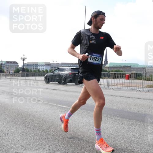 29.06.2025 - hella hamburg halbmarathon Lena Gebhardt http://msf.ph/oto/8407550 29.06.2025 09:36:27 Lombardsbrücke 19227, 42, 14689, 19227 meine-sportfotos.de