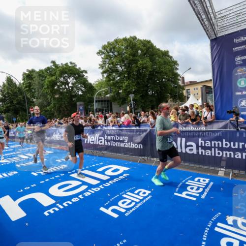29.06.2025 - hella hamburg halbmarathon Zöllner http://msf.ph/oto/8407552 29.06.2025 10:42:27 Ziel 1256, 1312, 1353, 1800, 2233, 3523, 6639, 6770, 7116, 7448, 7693, 7734, 11907, 13746, 13807, 14226, 15095, 15175, 15270, 15623, 15654, 16281, 17637, 17911, 18330 meine-sportfotos.de