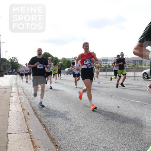 29.06.2025 - hella hamburg halbmarathon Lena Gebhardt http://msf.ph/oto/8407562 29.06.2025 09:49:49 Lombardsbrücke 15255, 11765, 37, 5, 1343, 1445, 1615, 1800, 1975, 2324, 2415, 2573, 2750, 2949, 2980, 3014, 3136, 3282, 3431, 3530, 4148, 4303, 4318, 4425, 4528, 4766, 5248, 5648, 6095, 6123, 6682, 7035, 7229, 7495, 7796, 8370, 8465, 8629, 8925, 9264, 9265, 9294, 9296, 9686, 9914, 9979, 10680, 10930, 11765, 12098, 12327, 12839, 13141, 13457, 13800, 14077, 14204, 14359, 14374, 14560, 14629, 14667, 14688, 14789, 15094 meine-sportfotos.de