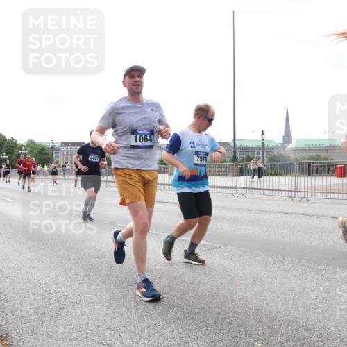29.06.2025 - hella hamburg halbmarathon Lena Gebhardt http://msf.ph/oto/8407567 29.06.2025 10:24:37 Lombardsbrücke 2477, 1064, 24, 7975, 1207, 1005, 1009, 1064, 1352, 1395, 2108, 2132, 2249, 2280, 2477, 2944, 3053, 3099, 3113, 3132, 3285, 3421, 3579, 3786, 4111, 4162, 4221, 4444, 4464, 4684, 4719, 4993, 5126, 5138, 5829, 5830, 6261, 6478, 6524, 6526, 6570, 7528, 7920, 7975, 8167, 8187, 8297, 9063, 10907, 11651, 11816, 11817, 12070, 12210, 12303, 13111, 13113, 13380, 13573, 13638, 13711, 14143, 14898, 15124, 15975, 17535 meine-sportfotos.de