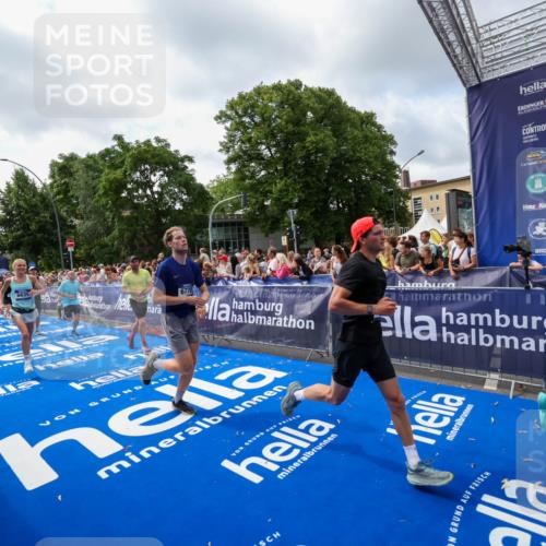 29.06.2025 - hella hamburg halbmarathon Zöllner http://msf.ph/oto/8407573 29.06.2025 10:42:28 Ziel 1256, 1312, 1353, 1800, 1962, 2233, 3523, 6639, 6770, 7116, 7448, 7693, 7734, 11907, 13807, 14226, 15095, 15175, 15623, 15654, 16281, 17637, 17733, 17911, 18330 meine-sportfotos.de