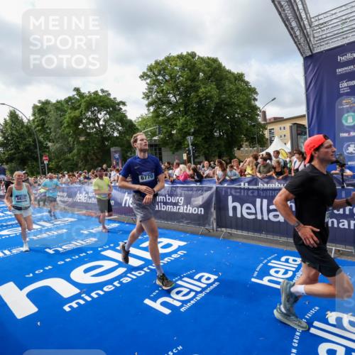 29.06.2025 - hella hamburg halbmarathon Zöllner http://msf.ph/oto/8407583 29.06.2025 10:42:28 Ziel 1256, 1312, 1353, 1800, 1962, 2233, 3523, 6639, 6770, 7116, 7448, 7693, 7734, 11907, 13807, 14226, 15095, 15175, 15623, 15654, 16281, 17637, 17733, 17911, 18330 meine-sportfotos.de