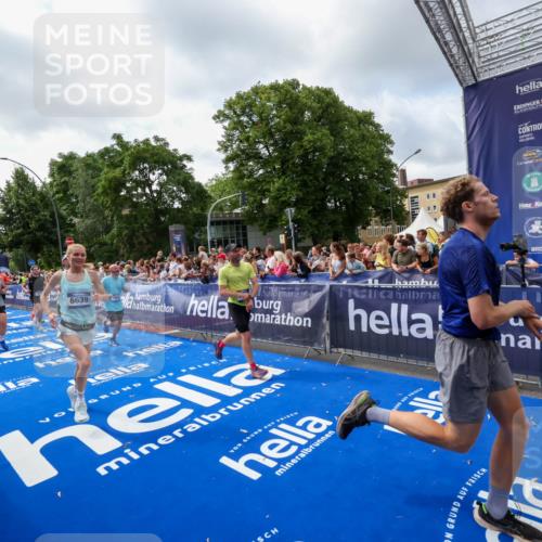 29.06.2025 - hella hamburg halbmarathon Zöllner http://msf.ph/oto/8407590 29.06.2025 10:42:29 Ziel 1209, 1256, 1353, 1800, 1962, 2233, 3523, 6639, 6770, 7116, 7448, 7693, 7734, 11907, 13446, 13807, 14226, 15095, 15175, 15623, 15654, 16281, 16333, 17637, 17733, 17911, 18330 meine-sportfotos.de