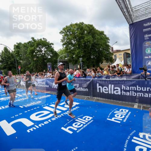 29.06.2025 - hella hamburg halbmarathon Zöllner http://msf.ph/oto/8407605 29.06.2025 10:42:30 Ziel 1209, 1256, 1353, 1800, 1962, 2233, 3523, 6639, 7116, 7448, 7693, 7734, 11907, 13446, 14226, 15095, 15175, 15623, 15654, 16281, 16295, 16333, 17637, 17733, 17911, 18330, 18680 meine-sportfotos.de