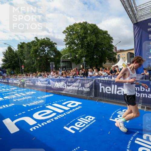 29.06.2025 - hella hamburg halbmarathon Zöllner http://msf.ph/oto/8407610 29.06.2025 10:15:39 Ziel 12673 meine-sportfotos.de