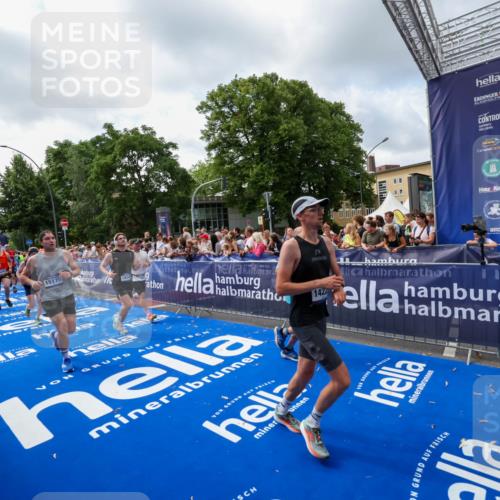 29.06.2025 - hella hamburg halbmarathon Zöllner http://msf.ph/oto/8407617 29.06.2025 10:42:30 Ziel 1209, 1256, 1353, 1800, 1962, 2233, 3523, 6639, 7116, 7448, 7693, 7734, 11907, 13446, 14226, 15095, 15175, 15623, 15654, 16281, 16295, 16333, 17637, 17733, 17911, 18330, 18680 meine-sportfotos.de