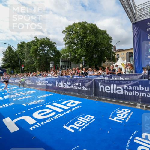 29.06.2025 - hella hamburg halbmarathon Zöllner http://msf.ph/oto/8407622 29.06.2025 10:15:50 Ziel 45 meine-sportfotos.de