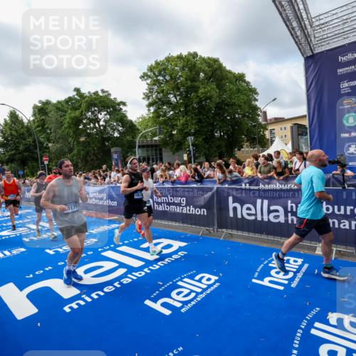 29.06.2025 - hella hamburg halbmarathon Zöllner http://msf.ph/oto/8407626 29.06.2025 10:42:31 Ziel 1209, 1256, 1353, 1800, 1962, 2233, 3523, 7116, 7448, 7693, 7734, 11907, 13446, 14226, 15095, 15175, 15623, 16281, 16295, 16333, 17016, 17637, 17733, 17911, 18330, 18680 meine-sportfotos.de