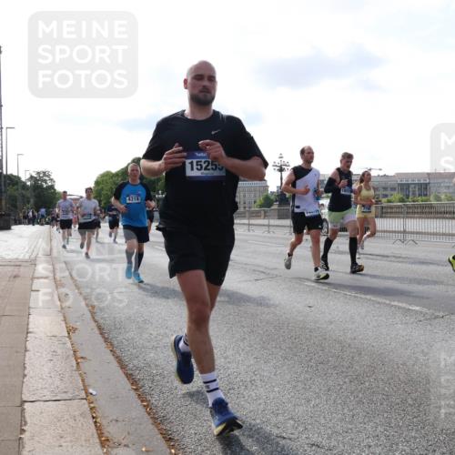 29.06.2025 - hella hamburg halbmarathon Lena Gebhardt http://msf.ph/oto/8407636 29.06.2025 09:49:50 Lombardsbrücke 4318, 15255, 18579, 3431, 1343, 1445, 1615, 1800, 1975, 2324, 2415, 2573, 2750, 2949, 2980, 3014, 3136, 3282, 3431, 3530, 4148, 4303, 4318, 4425, 4528, 4766, 5248, 6095, 6123, 6682, 7035, 7229, 7495, 7796, 8370, 8465, 8629, 8925, 9264, 9265, 9294, 9296, 9686, 9914, 9979, 10680, 10930, 11765, 12327, 12839, 13141, 13457, 13800, 14077, 14204, 14359, 14374, 14560, 14629, 14667, 14688, 14789, 15094 meine-sportfotos.de